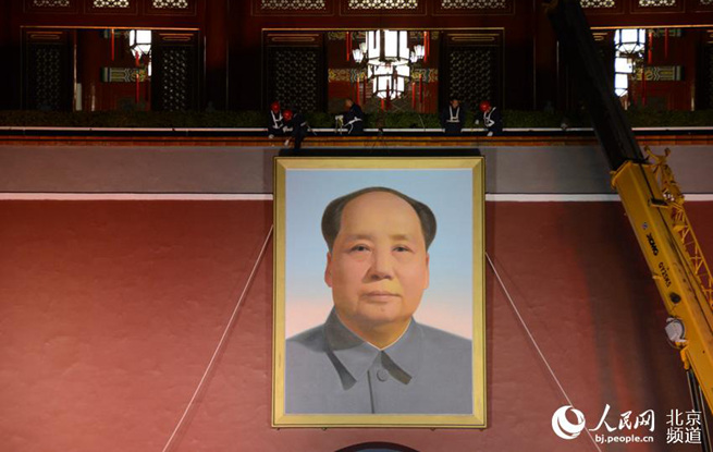 天安门城楼毛主席画像完成换新天安门城楼毛主席画像完成换新，历史与时代的交融